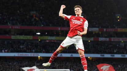 Odegaard celebra el primer gol del partido de la Premier League entre el Arsenal y el Chelsea, en el Emirates Stadium este martes.