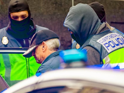 En el centro, con gorra, el detenido por el envío de cartas con material pirotécnico a finales de 2022, ayer, tras ser detenido en Miranda de Ebro.