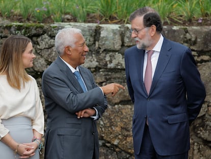 O GROVE (PONTEVEDRA), 03/10/2024.- El presidente electo del Consejo Europeo, António Costa (c), la presidenta de Baleares, Marga Prohens (i) y el expresidente del Gobierno, Mariano Rajoy, a su llegada al Foro de La Toja, que comienza este jueves en O Grove. EFE/Lavandeira jr
