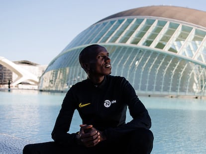 El actual campeón del mundo de 10.000 metros, Joshua Cheptegei, posa delante de la Ciudad de las Artes y las Ciencias de Valencia.