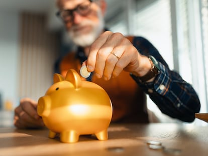 Ahorrando dinero para el retiro laboral.