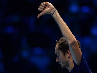 Medvedev reacciona hacia el público durante el partido contra Zverev en Turín.