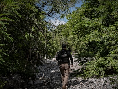 Un elemento de la FGR se encuentra en la Barranca de la "Carnicería" en el Municipio de Cocula, Guerrero, en septiembre de 2021.