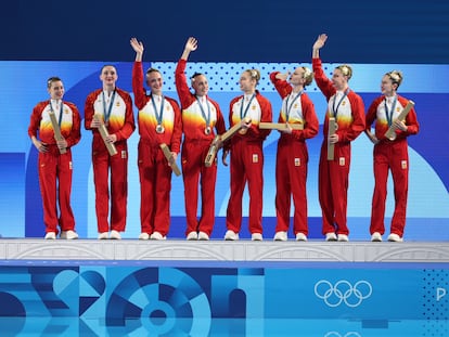 El equipo español de natación artística, con el bronce durante la entrega de medallas.