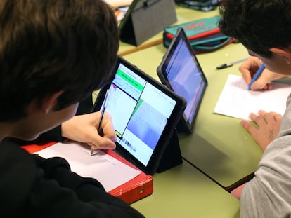 Alumnos de un colegio madrileño donde los niños estudian con 'tablets'.