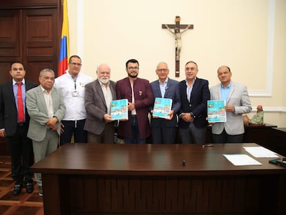 El ministro de Salud, Guillermo Alfonso Jaramillo y representantes del gobierno, durante la radicación del proyecto de reforma a la salud, en la comisión séptima del Senado, en Bogotá.