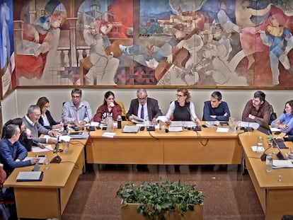 Marta Martorell, en el centro de la imagen, en un Pleno del Ayuntamiento de Tiana.