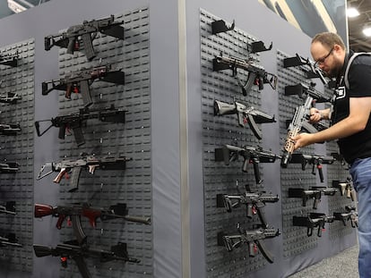 Un visitante inspecciona un rifle en el Palmetto State Armorybooth durante la Reunión Anual y Exposiciones de la Asociación Nacional del Rifle (NRA) en el Centro de Convenciones Kay Bailey Hutchison,  en Dallas, Texas. El 17 de mayo de 2024.