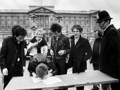 Los miembros de los Sex Pistols firmaban su contrato con la discográfica A&M Records a las puertas del palacio de Buckingham Palace, en 1977.