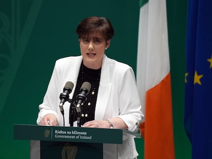 La ministra irlandesa de Educación, Norma Foley, en la rueda de prensa donde ha anunciado este martes la creación de la comisión, en Dublín.