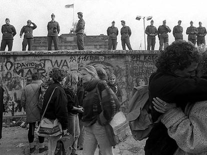 Un grupo de jóvenes celebran la caída del muro de Berlín.