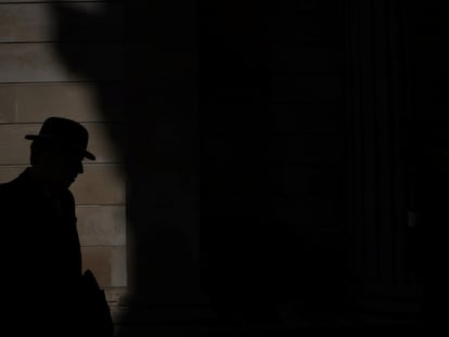 Un hombre camina junto al Banco de Inglaterra, situado en la City de Londres, uno de los mayores distritos financieros del mundo.