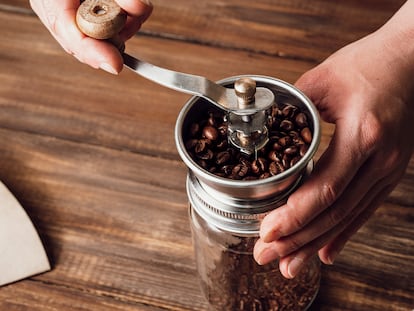 Un molinillo para moler el café justo antes de hacerlo es ideal.