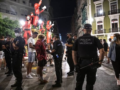 La policía Local intensifica los dispositivos de seguridad con motivo de las Fallas. En la imagen, en el barrio de Russafa la noche del viernes al sábado pasados.