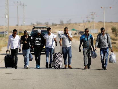 Un grupo de migrantes africanos tras salir de un centro de internamiento, a mediados de abril en el desierto del Negev.