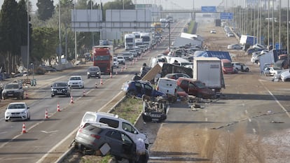 Efectos de la dana en la V-30 a la altura de Sedaví, en Valencia.