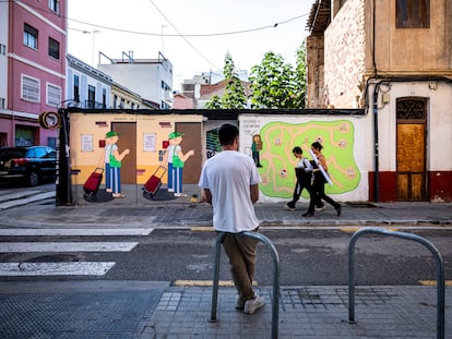 El artista urbano J. Warx, frente a uno de sus murales en el barrio de Benimaclet, en Valencia este miércoles.