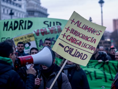 Dos personas sostienen un cartel durante una manifestación por una educación pública y de calidad, a 27 de febrero de 2024, en Madrid (España).