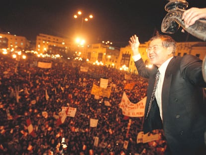 Alberto Fujimori saluda desde el Palacio Presidencial, el 19 de septiembre del año 2000.