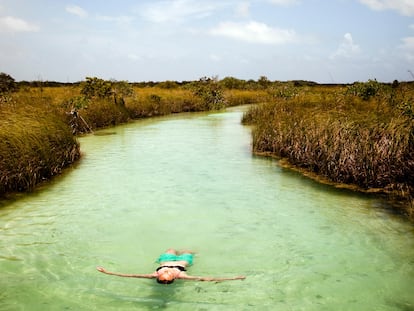 Una mujer se baña en uno de los canales de la reserva de la biosfera Sian Ka´an, en el Estado de Quintana Roo (México).