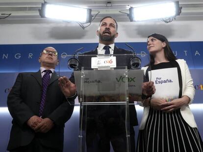 Santiago Abascal, junto a Francisco José Alcaraz y Macarena Olona, ayer en el Congreso