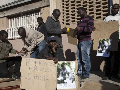 Un grupo de senegaleses en el lugar donde un compatriota fue asesinado a tiros.