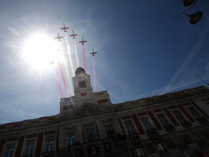 La patrulla Águila sobrevuela la Real Casa de Correos, sede del Gobierno de la Comunidad de Madrid, en la Puerta del Sol.