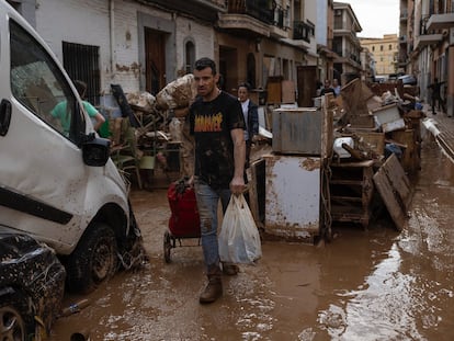 Vecinos de Aldaia (Valencia) limpiaban este jueves las zonas afectadas por las lluvias.