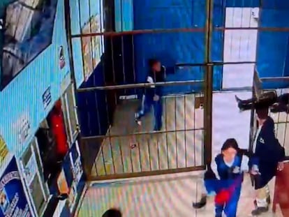 Un profesor es atacado en la puerta del colegio Julio C. Tello, al este de Lima, Perú.