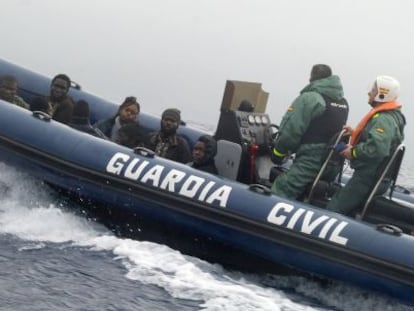 Inmigrantes en una patrullera de la Guardia Civil.