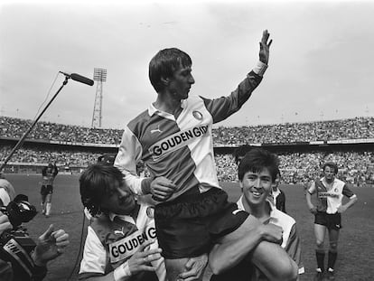 Cruyff es llevado a hombros al final de su carrera con el Feyenoord.