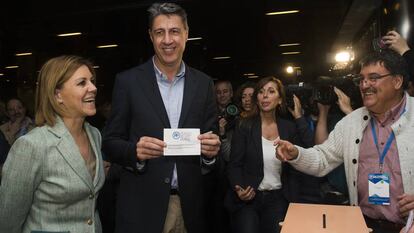 Xavier García Albiol, acompañado de Dolores de Cospedal y de Alicia Sánchez-Camacho, en el momento de la votación.