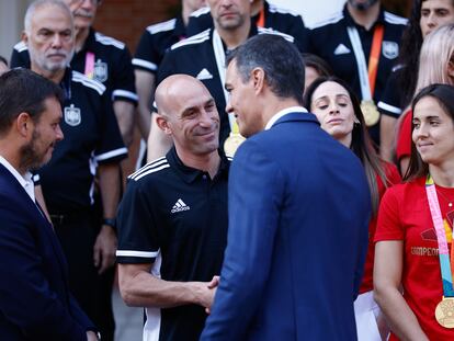 Víctor Francos, a la izquierda de la imagen, junto a Rubiales, en la recepción que hizo a la selección el presidente Sánchez en la Moncloa.