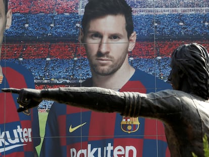 Estatua de Cruyff ante una fotografía de Messi cuando era jugador del Barça, en el exterior del Camp Nou en una imagen de agosto de 2020.