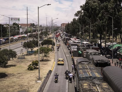 Bloqueo en la Autopista Sur por el paro de transportadores, en Bogotá, el 4 de septiembre de 2024.