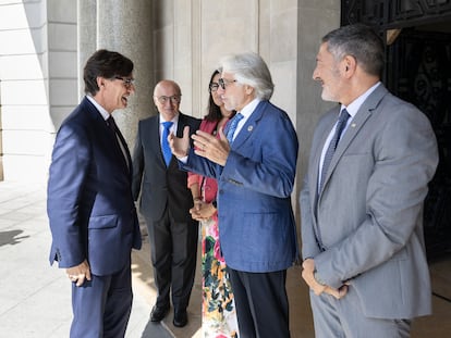 El presidente de Foment del Treball  Josep Sánchez Llibre, el conseller Miquel Sàmper, Mar Alarcón y Joan Roget, reciben el presidente de la Generalitat Salvador Illa en la puerta de la sede de Foment.