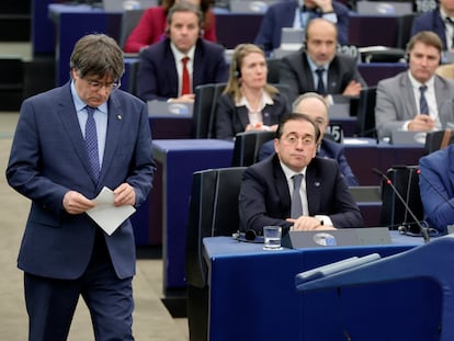 Carles Puigdemont, José Manuel Albares y Pedro Sánchez, en un pleno en Estrasburgo.