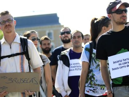 Protesta en Madrid de un grupo de j&oacute;venes bajo el lema: &quot;La juventud busca un futuro&quot;, en junio de 2013. 