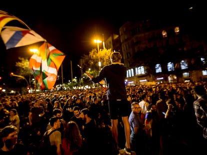 Un hombre agita las banderas de Cataluña, Galicia y País Vasco, en Barcelona, el 17 de octubre de 2019.