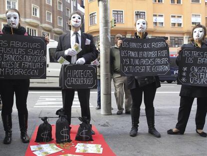 Afectados por la cla&uacute;sula suelo durante una concentraci&oacute;n en Madrid, en 2013, contra las cl&aacute;usulas suelo y los abusos hipotecarios de la banca.