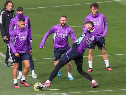 Dani Carvajal, en el centro del rondo en un entrenamiento en Valdebebas.