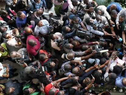 El candidato en la oposición a la presidencia Martin Fayulu frente a periodistas, en Kinshasa.