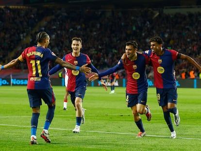 Rahpinha celebra un gol del Barcelona junto a Casadó, Pedri y Lamine Yamal.