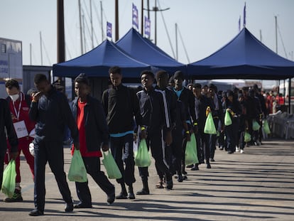 Un grupo de migrantes rescatados por la nave 'Geo Barents', de Médicos Sin Fronteras, desembarcaba el pasado 13 de julio en el puerto de Salerno.