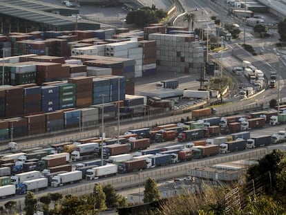 Camions esperant a entrar al port, dijous a la tarda.