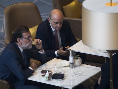 El ex presidente del Gobierno, Mariano Rajoy, a la izquierda, toma un café junto a su ministro del Interior, Jorge Fernandez Díaz, en una fotografía de archivo.