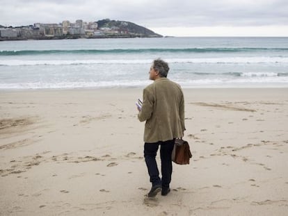 Manuel Rivas, en una playa de A Coruña.