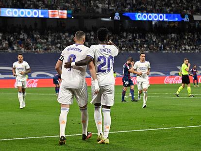 Benzema y Vinicius celebran el segundo gol del brasileño después de una asistencia del francés.