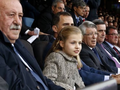 La princesa Leonor, este mi&eacute;rcoles en el Vicente Calder&oacute;n junto a Felipe VI, el seleccionador nacional Vicente del Bosque y el presidente del Atl&eacute;tico de Madrid, Enrique Cerezo. 