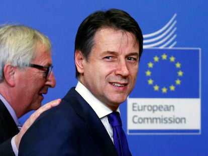 El primer ministro italiano, Giuseppe Conte, junto a Jean-Claude Juncker.